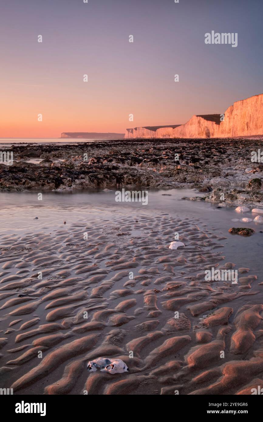 Le scogliere di gesso di Seven Sisters al tramonto, Birling Gap, South Downs National Park, East Sussex, Inghilterra, Regno Unito Foto Stock