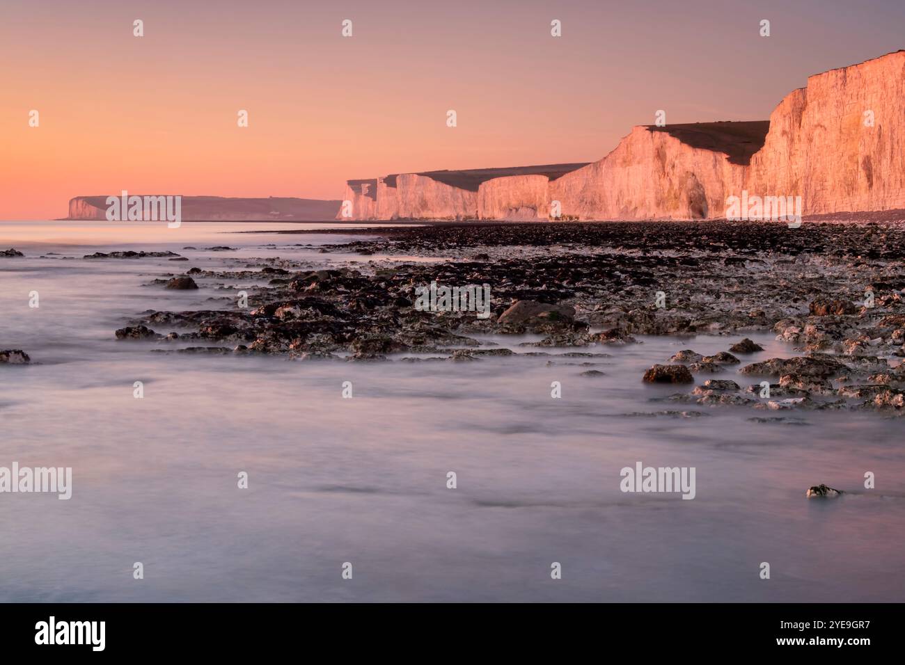 Le scogliere di gesso di Seven Sisters al tramonto, Birling Gap, South Downs National Park, East Sussex, Inghilterra, Regno Unito Foto Stock