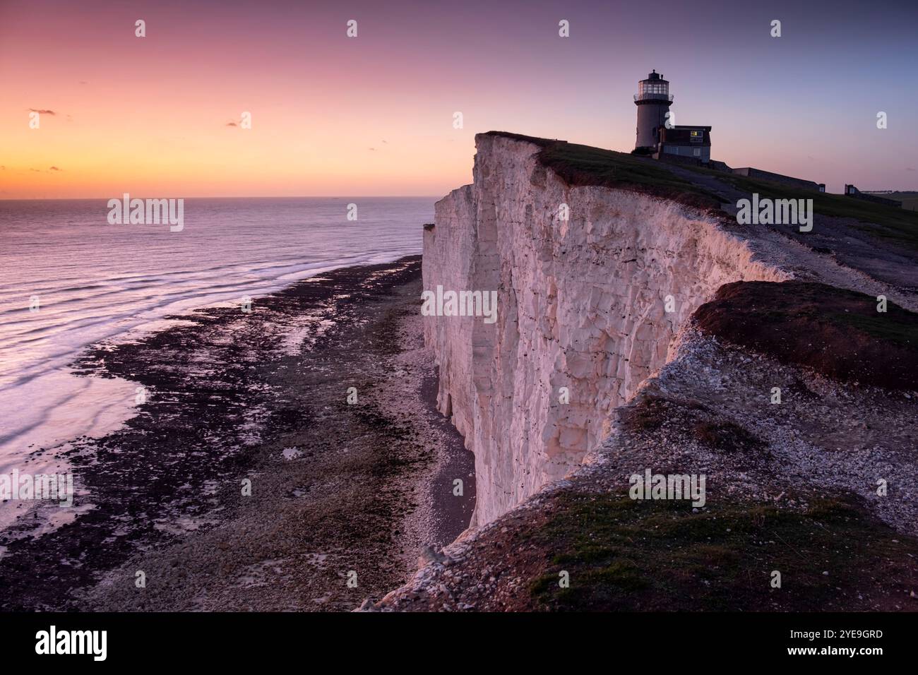 Faro Belle Tout al crepuscolo, Beachy Head, vicino a Eastbourne, South Downs National Park, East Sussex, Inghilterra, Regno Unito Foto Stock