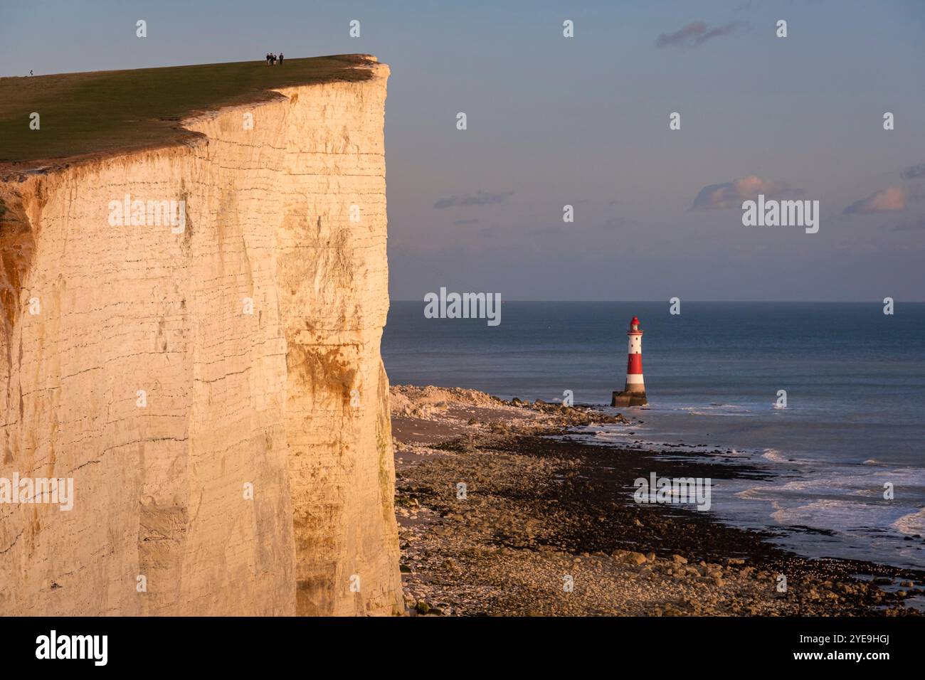 Faro di Beachy Head e Beachy Head al tramonto, vicino a Eastbourne, South Downs National Park, East Sussex, Inghilterra, Regno Unito Foto Stock