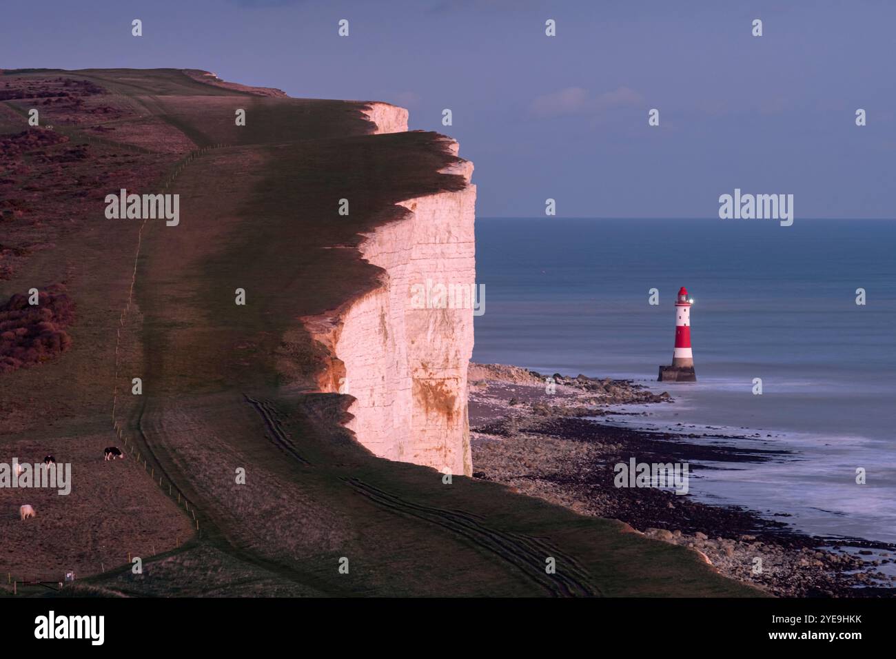 Faro di Beachy Head e Beachy Head al tramonto, vicino a Eastbourne, South Downs National Park, East Sussex, Inghilterra, Regno Unito Foto Stock