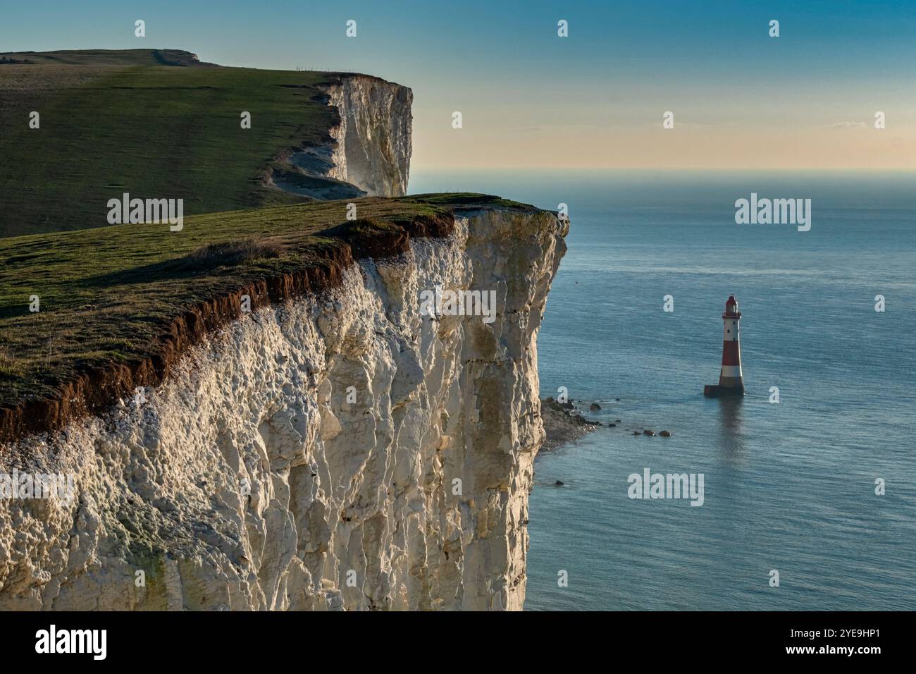 Beachy Head Lighthouse & Beachy Head, vicino a Eastbourne, South Downs National Park, East Sussex, Inghilterra, Regno Unito Foto Stock