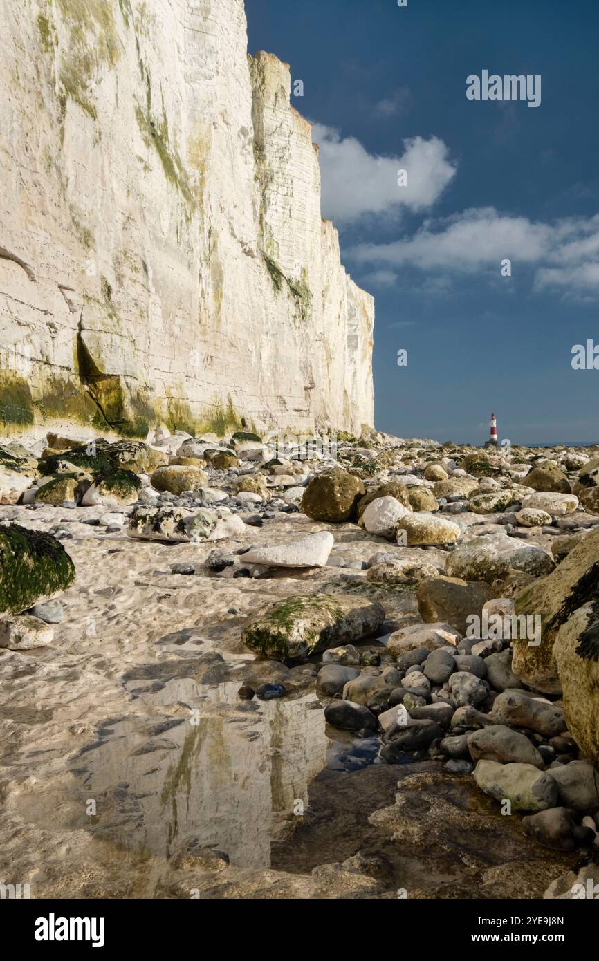 Pietre calcaree sotto Beachy Head e Beachy Head Lighthouse, vicino a Eastbourne, South Downs National Park, East Sussex, Inghilterra, Regno Unito Foto Stock