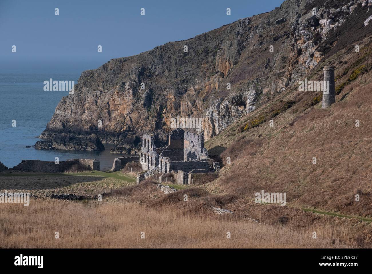 Abbandonata Llanlleiana Porcelain Works on the Anglesey Coast Path, vicino a Camaes, Anglesey, Galles del Nord, Regno Unito Foto Stock