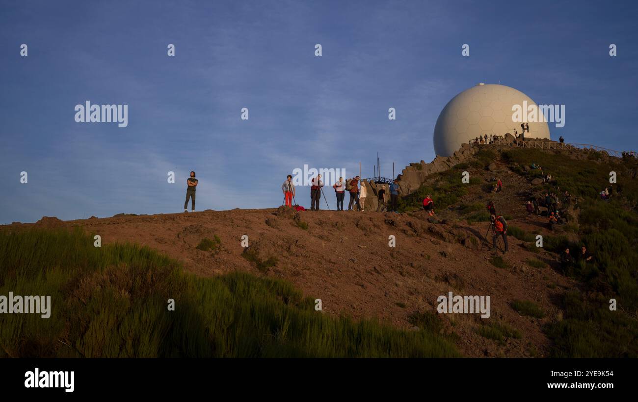 Turisti all'osservatorio ottico di Pico do Areeiro, la terza vetta più alta dell'isola di Madeira, Portogallo; Sao Roque do Faial, Madeira, Portogallo Foto Stock