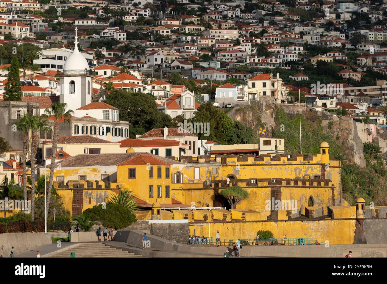 Chiesa e forte di Sao Tiago lungo il lungomare nella città costiera di Funchal, Madeira, Portogallo; Funchal, Madeira, Portogallo Foto Stock