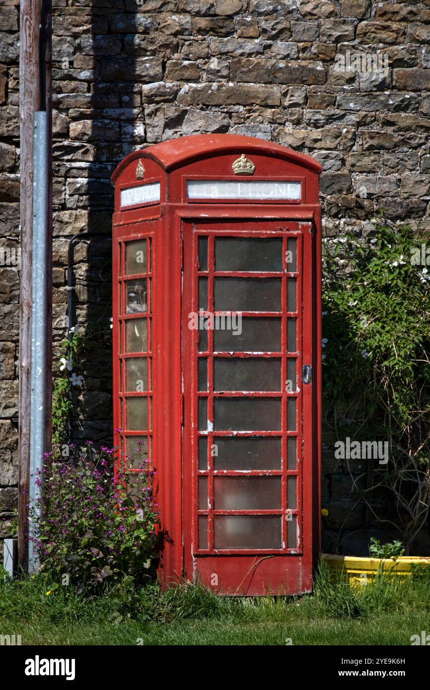Una cabina telefonica rossa K6 nel villaggio di Thwaite, Swaledale, Yorkshire Dales National Park, Yorkshire, Inghilterra, Regno Unito Foto Stock