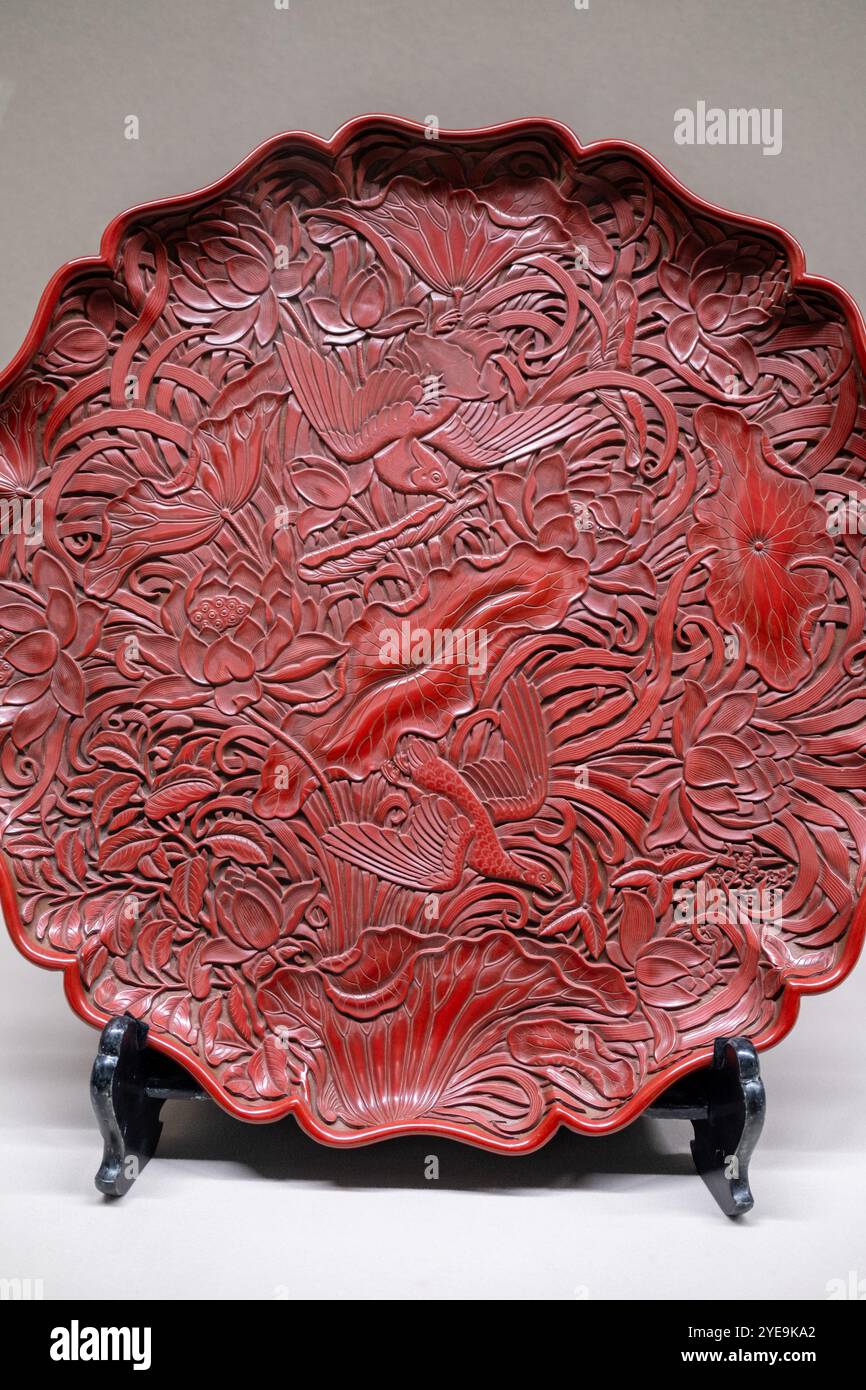 Vassoio di lobo laccato rosso della dinastia Ming al Museo delle ceramiche orientali di Osaka in Giappone Foto Stock