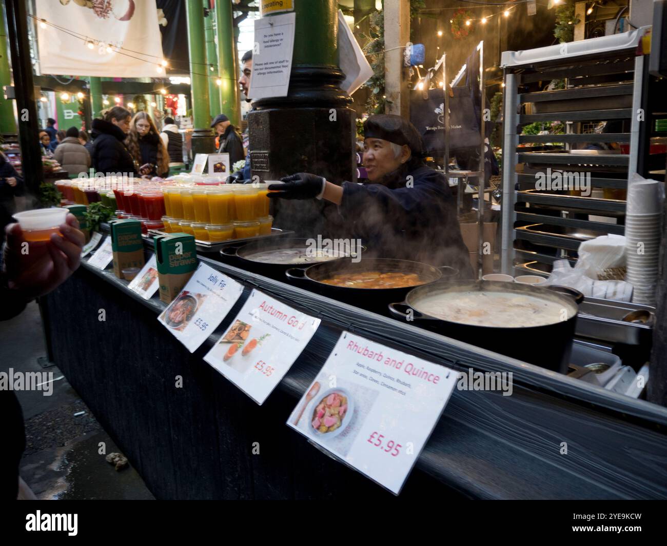 Venditore di bancarelle nel Borough Market che vende bevande calde piccanti, Borough Market, Londra, Regno Unito; Londra, Inghilterra Foto Stock