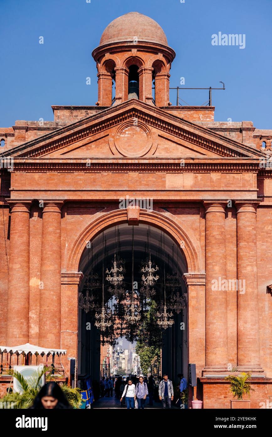 I pedoni attraversano la porta nella città di Amritsar, Punjab, India; Amritsar, Punjab, India Foto Stock