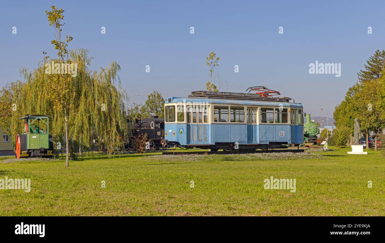 Slavonski Brod, Croazia - 22 ottobre 2024: Treno a vapore Locomotive Old tram presso il Parco industriale Turistico Djuro Djakovic Museo all'aperto gratuito Sunny Aut Foto Stock