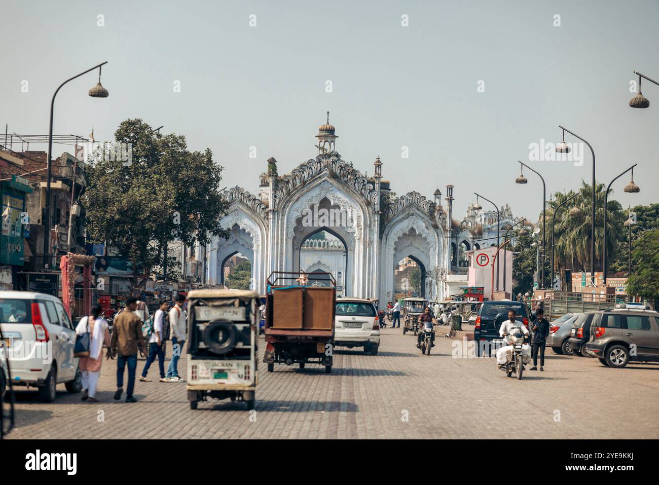 Husainabad Bazar Gateway e scena di strada a Lucknow, India; Lucknow, Uttar Pradesh, India Foto Stock