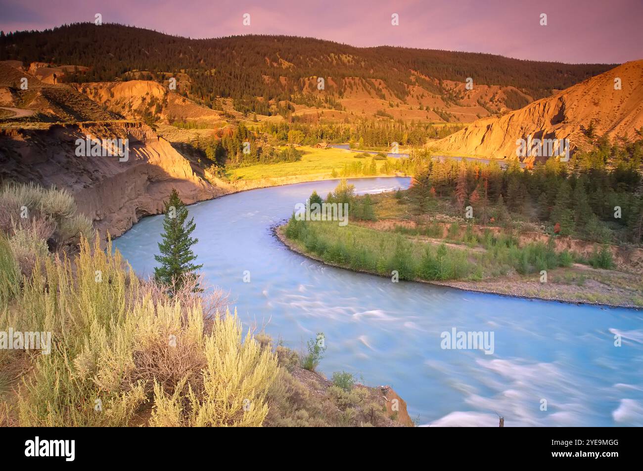 Il fiume Chilcotin scorre attraverso il Farwell Canyon a Chilcotin, British Columbia, Canada; Chilcotin, British Columbia, Canada Foto Stock