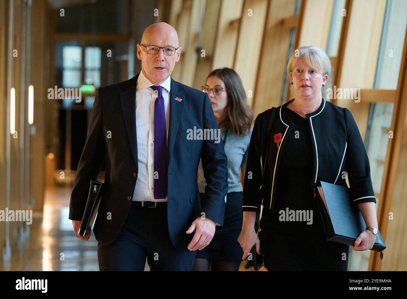 Edimburgo Scozia, Regno Unito 30 ottobre 2024. Primo ministro scozzese John Swinney MSP e Segretario di Gabinetto per le finanze e il governo locale Shona Robison MSP al Parlamento scozzese per una mozione di condoglianze a seguito della morte dell'ex primo ministro Alex Salmond. credito sst/alamy notizie in diretta Foto Stock