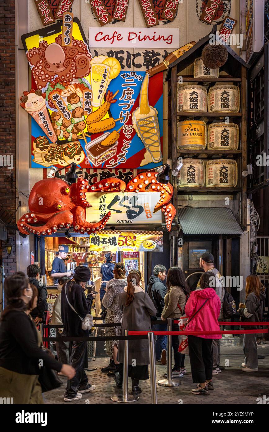 ristorante takoyaki a dotonbori, osaka, sera, grande polpo rosso Foto Stock