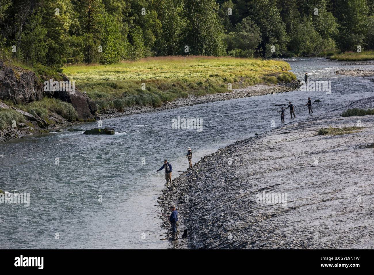 I pescatori possono pescare lungo la costa di Bird Creek nelle Chugach Mountains in Alaska, Stati Uniti; Anchorage, Alaska, Stati Uniti d'America Foto Stock