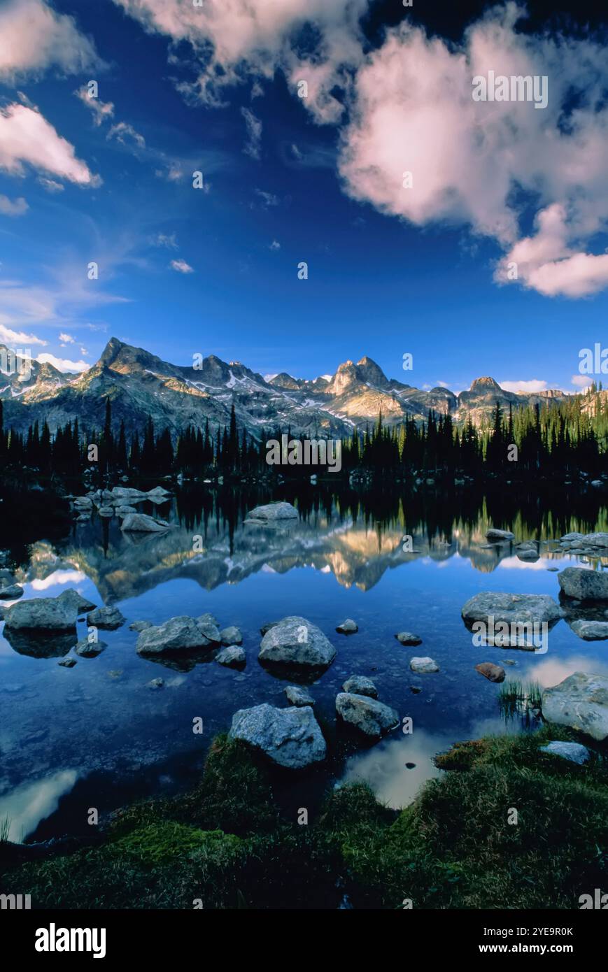 Splendido paesaggio con lago lungo il passo Drinnon nel Valhalla Provincial Park, British Columbia, Canada Foto Stock