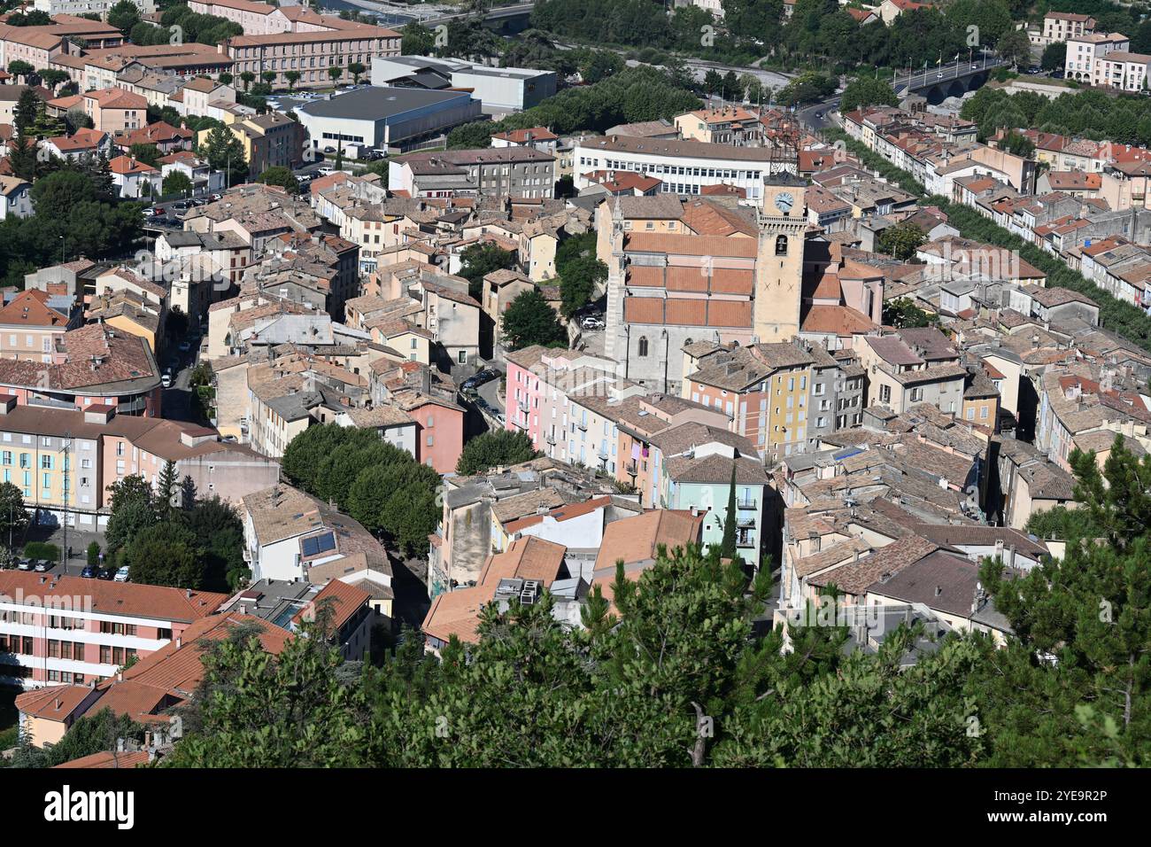 Vista aerea o ad alto angolo sulla città vecchia o sul quartiere storico di Digne o Digne-les-Bains Alpes-de-Haute-Provence Provence Francia Foto Stock