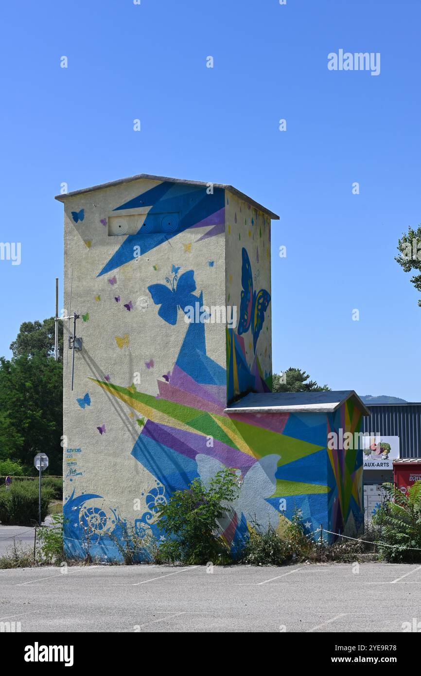 Sottostazione elettrica dipinta o decorata, sottostazione o torre trasformatrice, arte urbana o Street Art, Provenza Francia Foto Stock