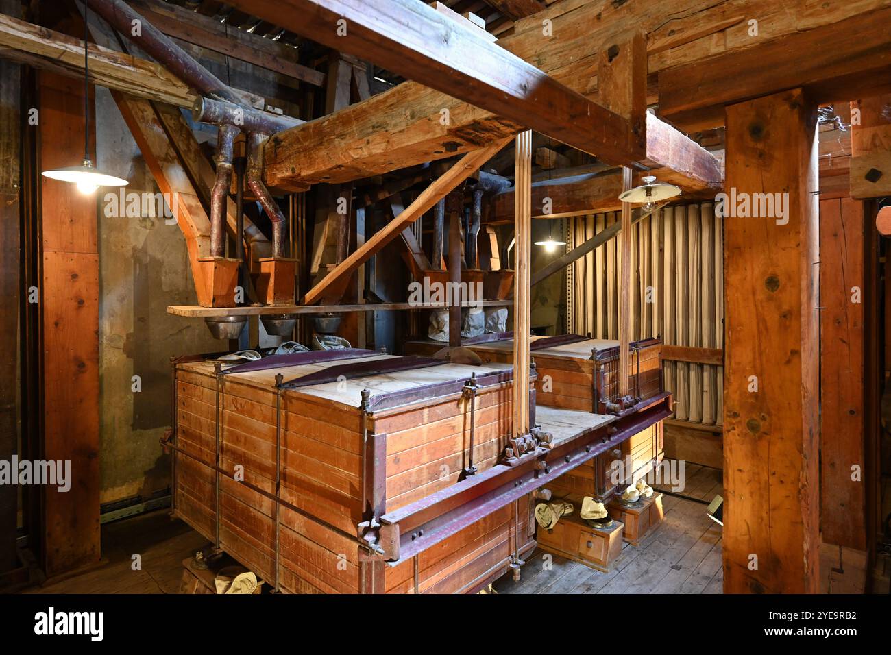Plansifter Machines in Vintage Interior of Historic Flour Mill, creato nel 1902 da Wool Mill, Minoterie Museum, St Andre des Alpes France Foto Stock