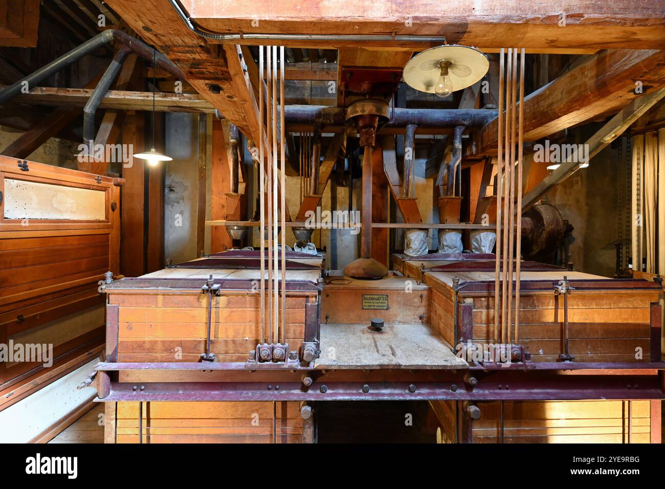 Plansifter Machines in Vintage Interior of Historic Flour Mill, creato nel 1902 da Wool Mill, Minoterie Museum, St Andre des Alpes France Foto Stock