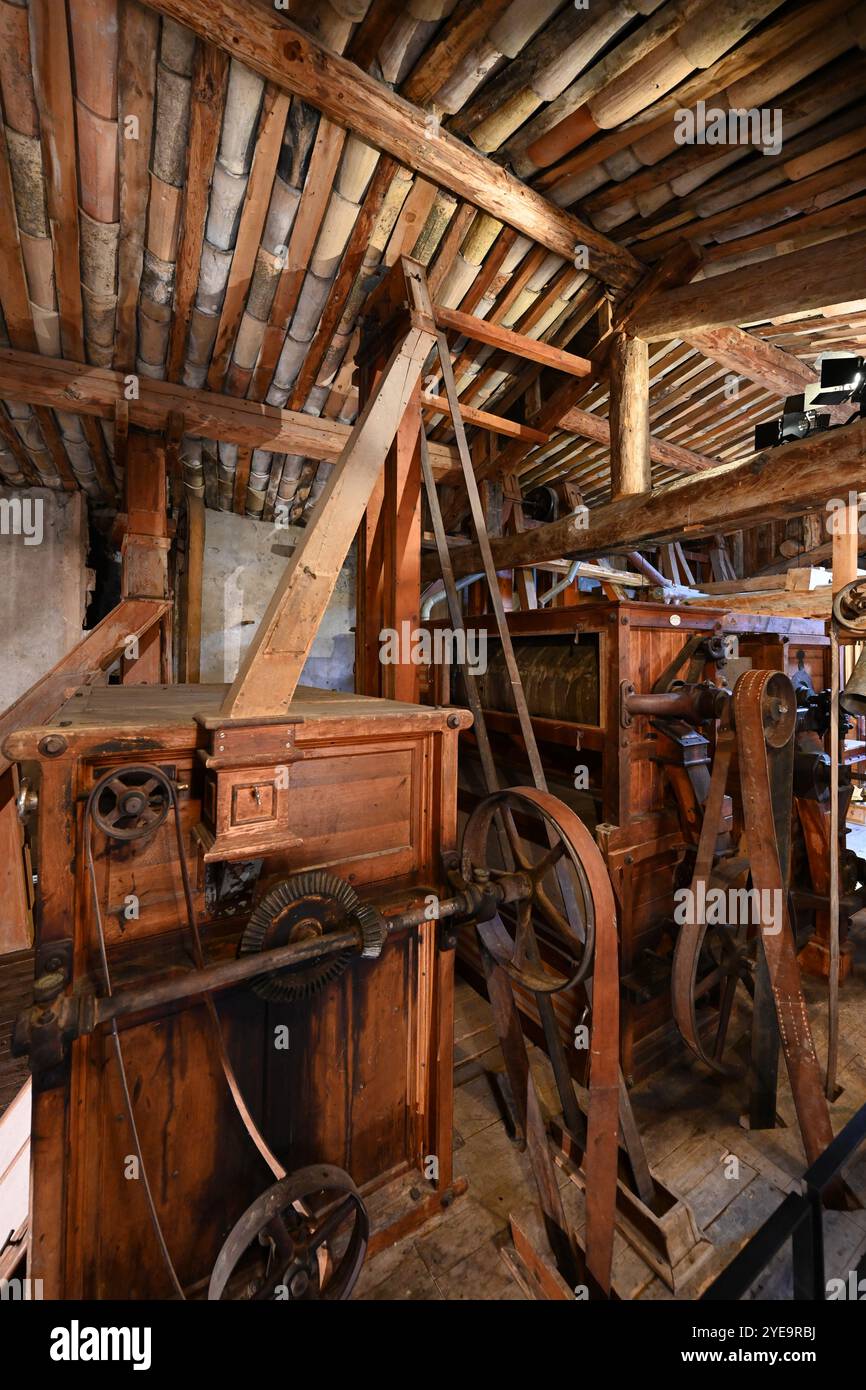 Interno vintage dello storico mulino di farina con setacciatori di farina o vagliatrici, creato nel 1902 da Wool Mill, Minoterie Museum, St Andre des Alpes France Foto Stock