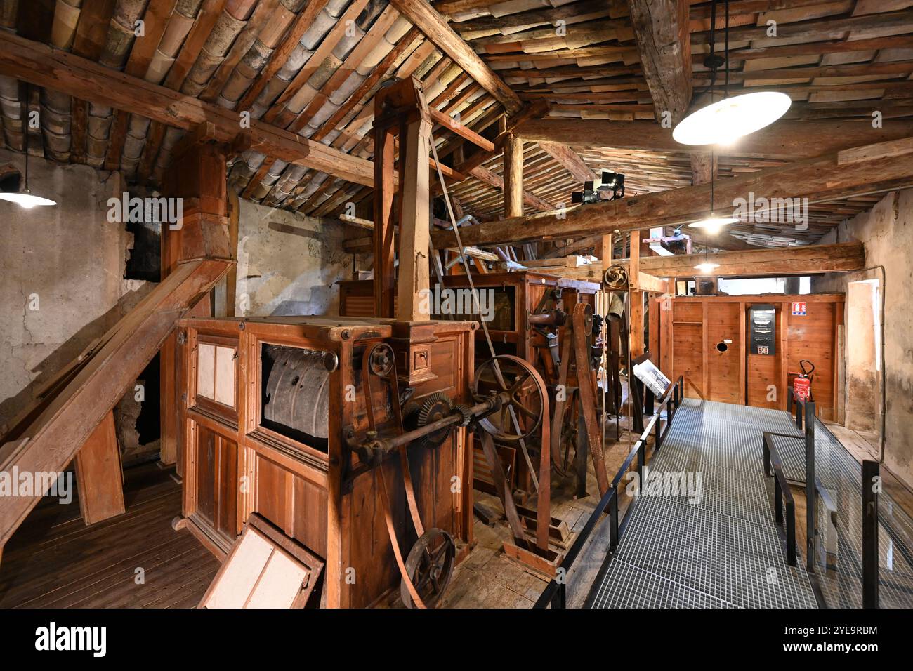 Interno vintage dello storico mulino di farina con setacciatori di farina o vagliatrici, creato nel 1902 da Wool Mill, Minoterie Museum, St Andre des Alpes France Foto Stock