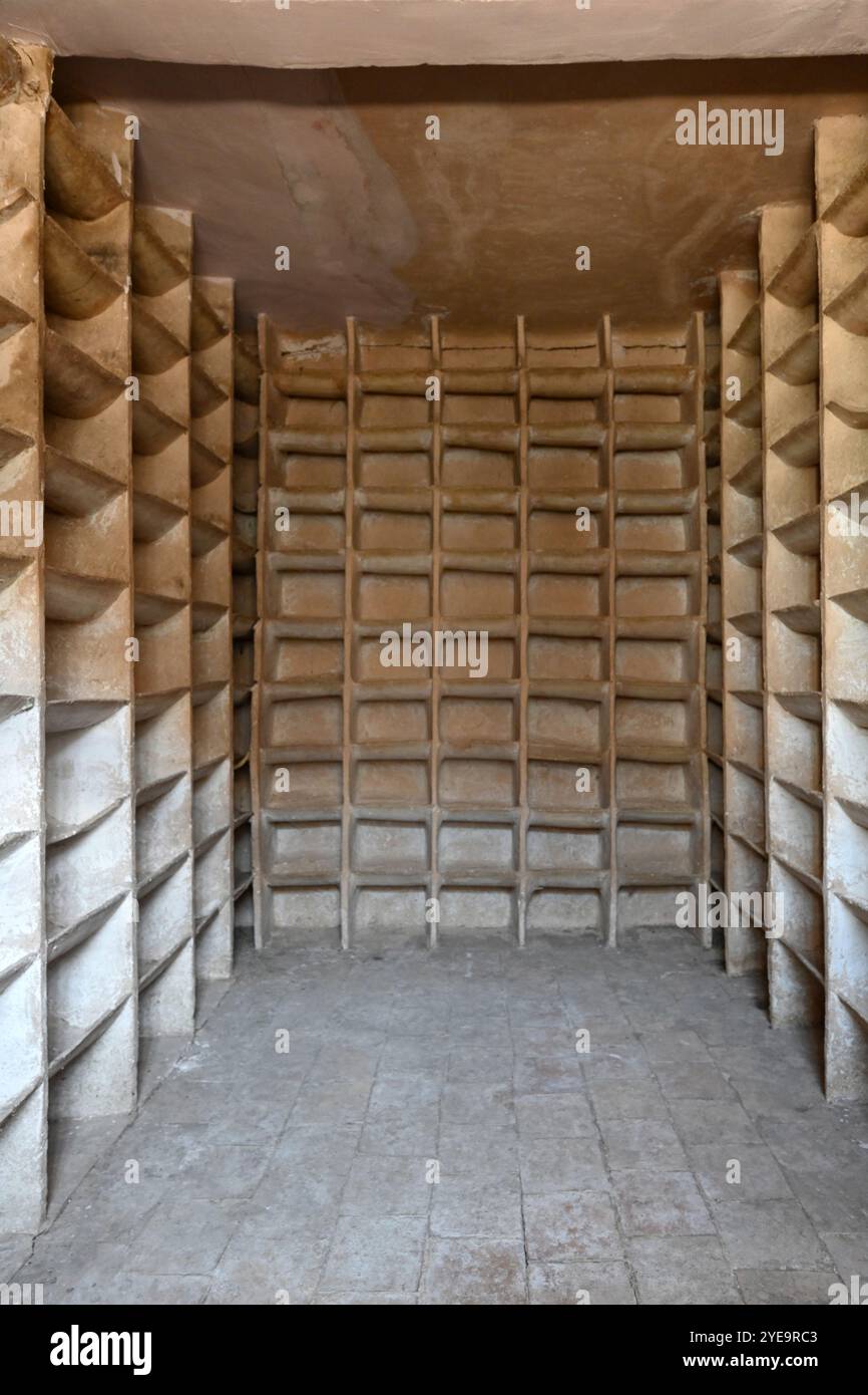 Interno di 150 buche Cement & Plaster Dovecote nello storico Flour Mill o Museo, Musée de la Minoterie, Saint Andre-les-Alpes Provence Francia Foto Stock