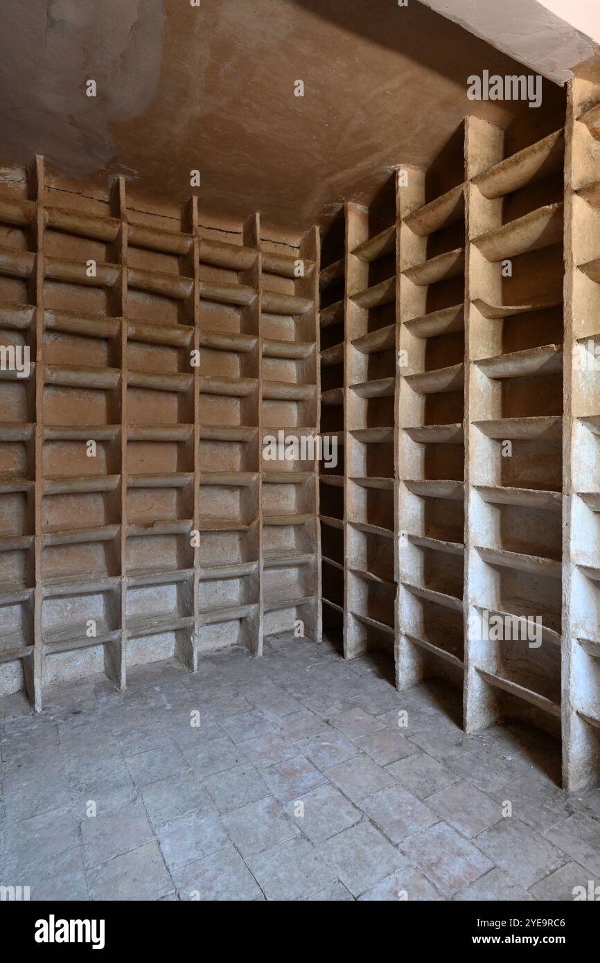 Interno di 150 buche Cement & Plaster Dovecote nello storico Flour Mill o Museo, Musée de la Minoterie, Saint Andre-les-Alpes Provence Francia Foto Stock
