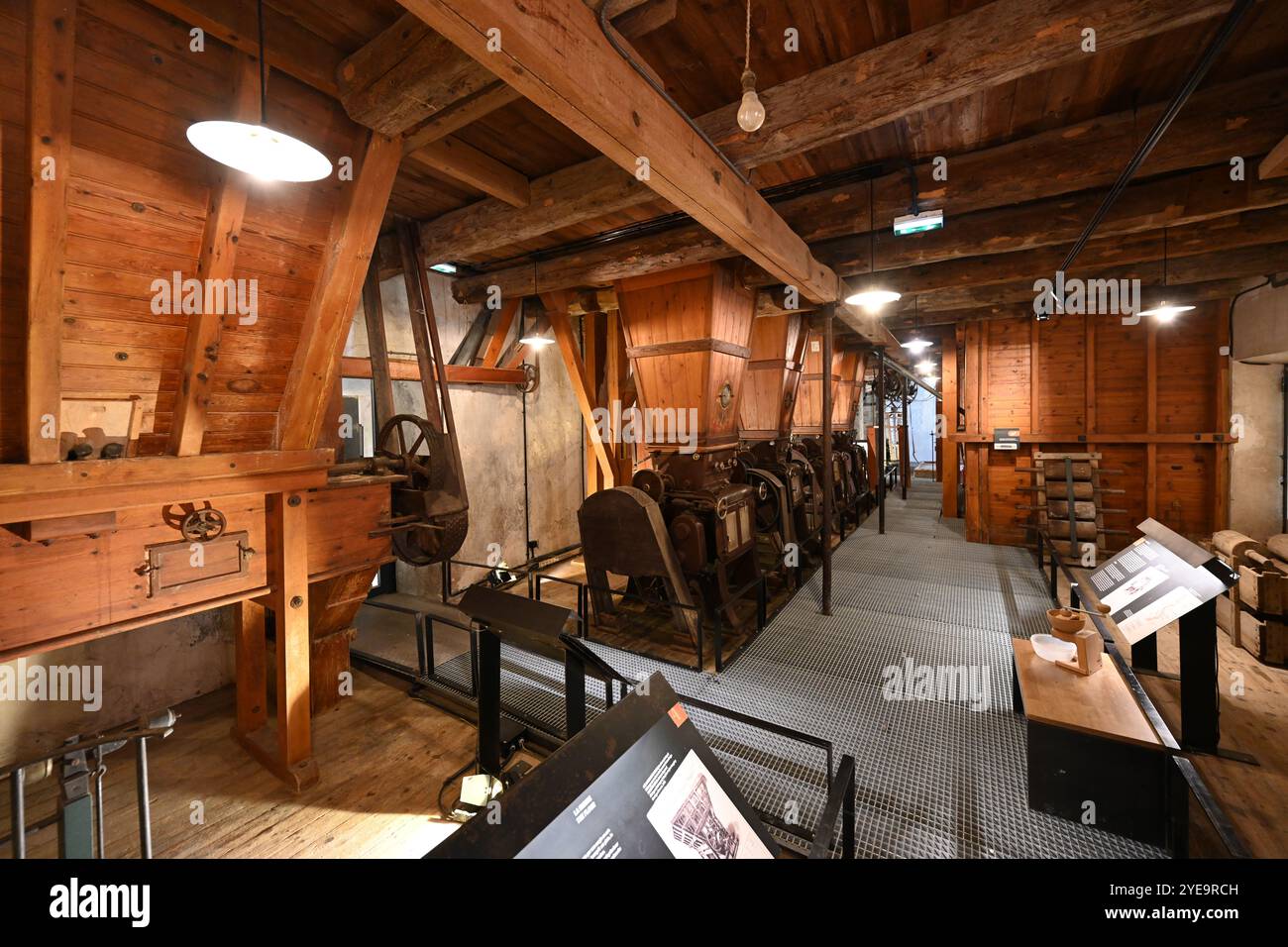 Interno vintage dello storico mulino di farina con setacciatori di farina o vagliatrici, creato nel 1902 da Wool Mill, Minoterie Museum, St Andre des Alpes France Foto Stock