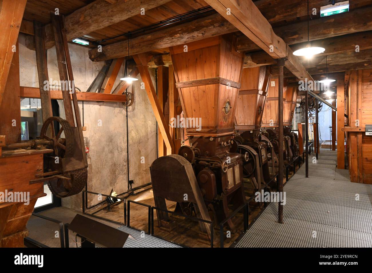 Interno vintage dello storico mulino di farina con setacciatori di farina o vagliatrici, creato nel 1902 da Wool Mill, Minoterie Museum, St Andre des Alpes France Foto Stock