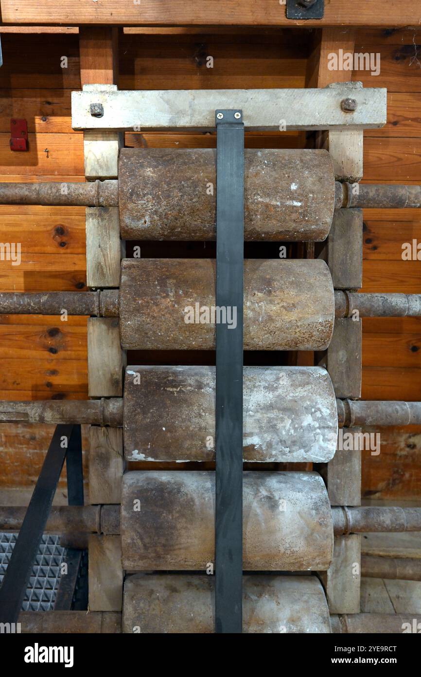 Rulli con pavimento in pietra negli interni d'epoca dello storico mulino delle farine, creato nel 1902 da Wool Mill, Minoterie Museum, St Andre des Alpes Provence Francia Foto Stock