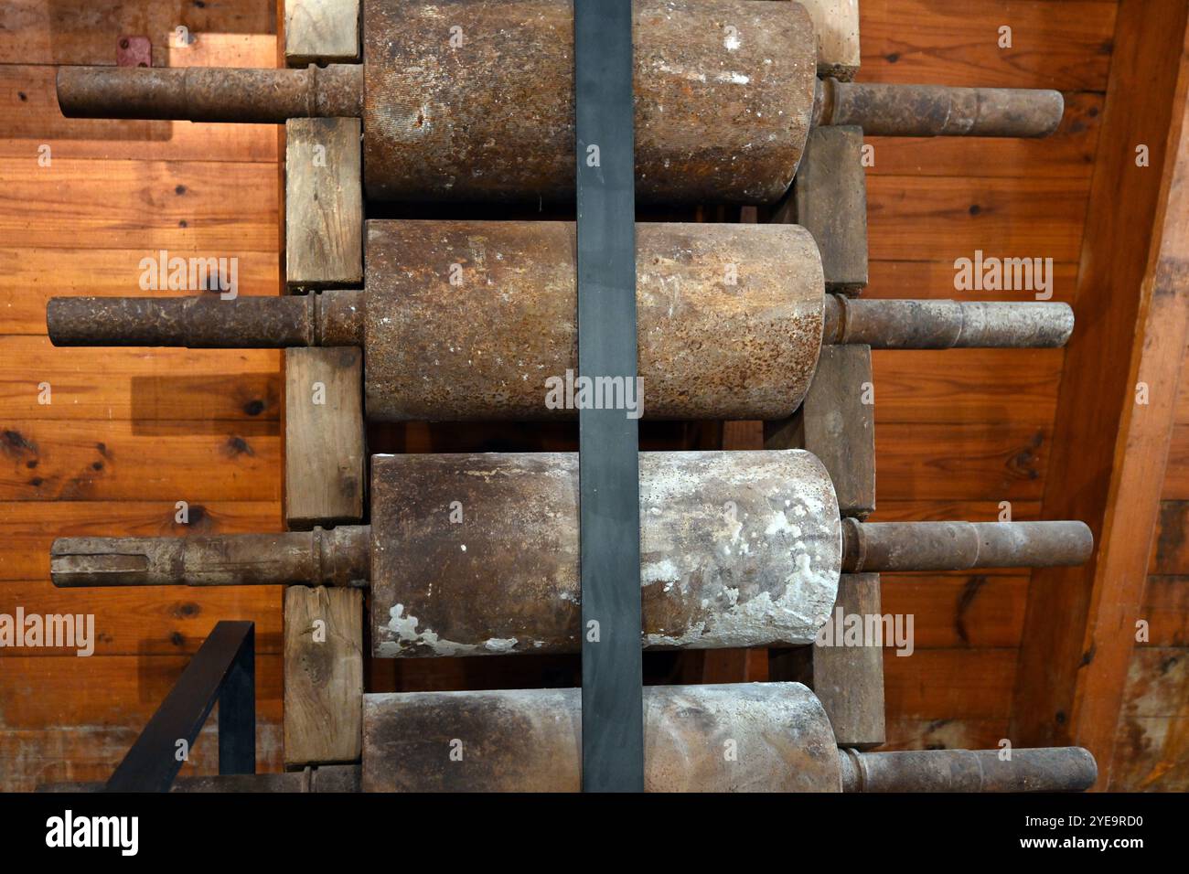 Rulli con pavimento in pietra negli interni d'epoca dello storico mulino delle farine, creato nel 1902 da Wool Mill, Minoterie Museum, St Andre des Alpes Provence Francia Foto Stock