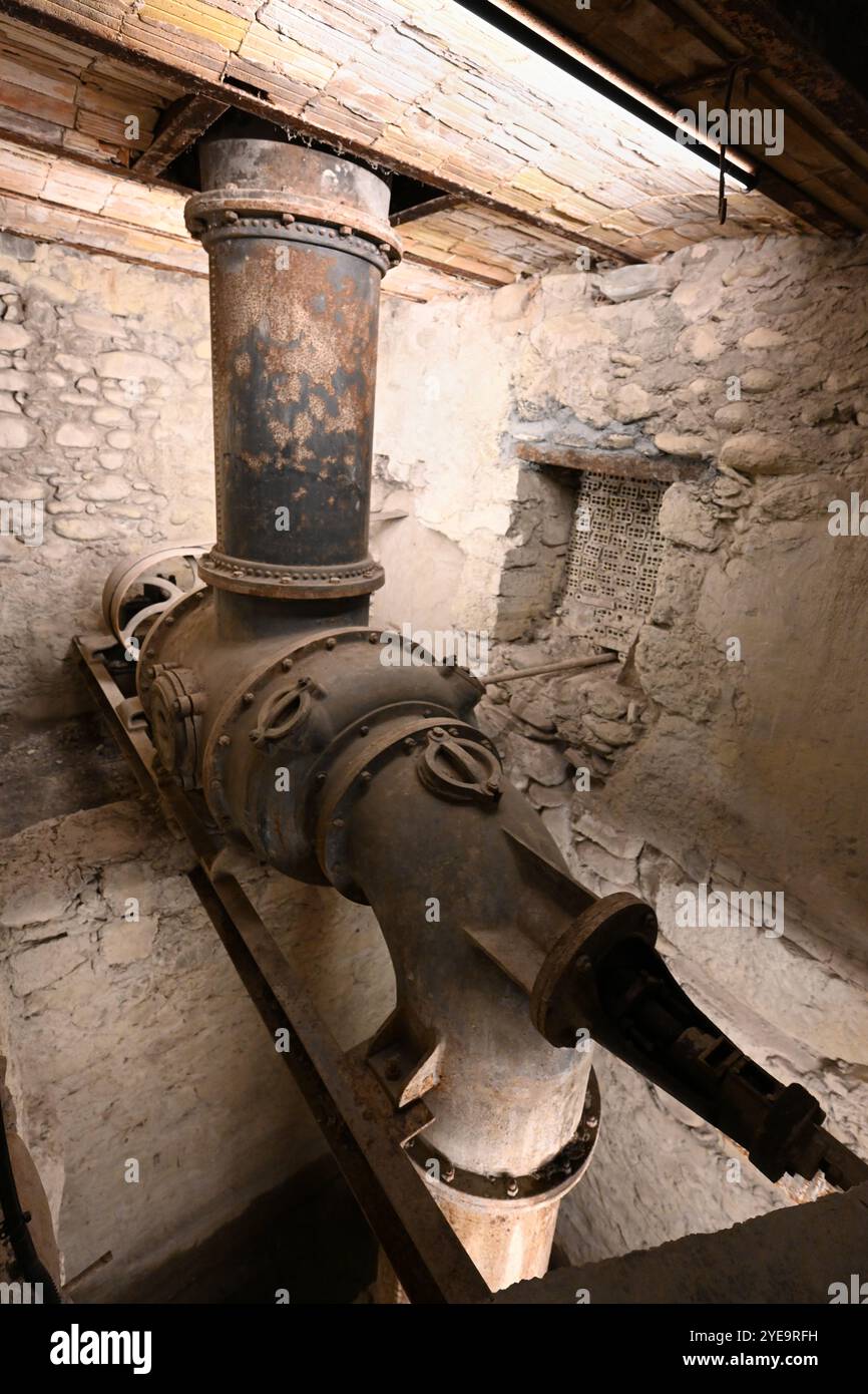 Vintage turbine (1902) di Chaudel-Page, in Historic Flour Mill, creato nel 1902 da Wool Mill, Minoterie Museum, St Andre des Alpes Francia Foto Stock