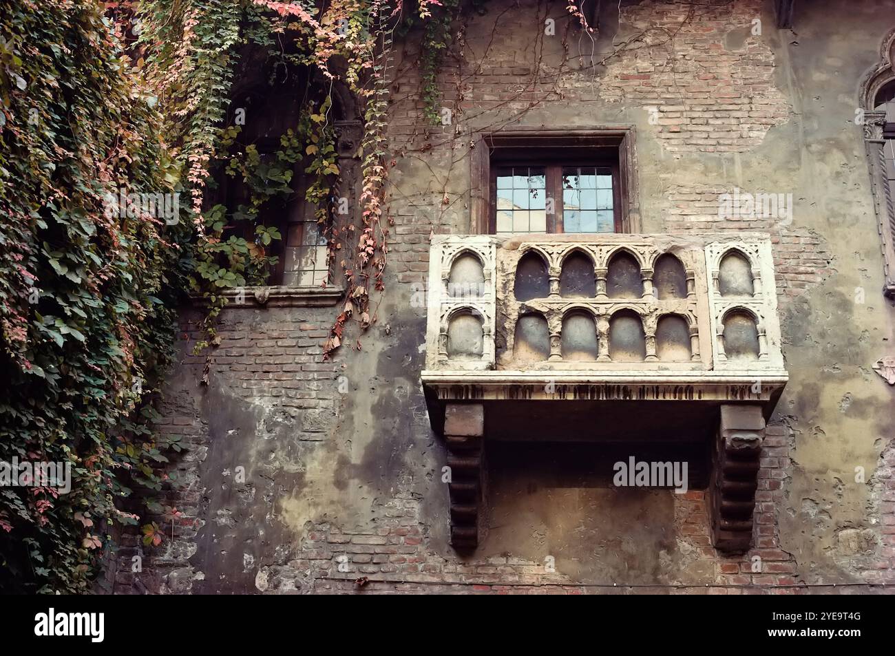 Balcone di Giulietta su un vecchio edificio con vigneti in Italia; Verona, Veneto, Italia Foto Stock