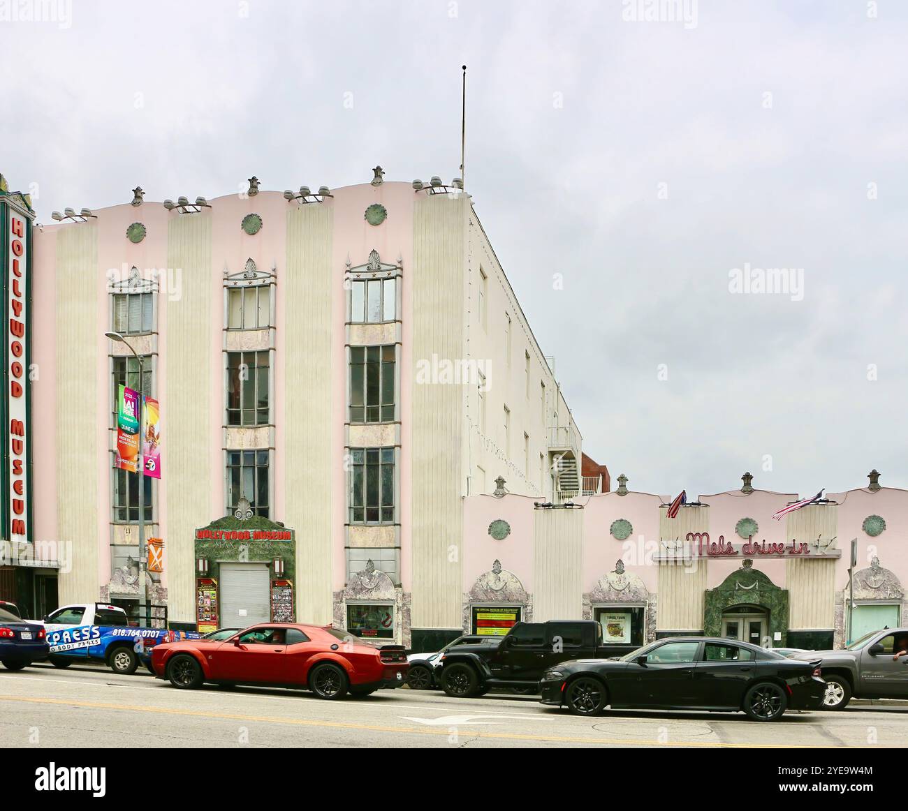 Traffico fuori dal Museo di Hollywood nello storico Max Factor Building North Highland Avenue Los Angeles California USA Foto Stock