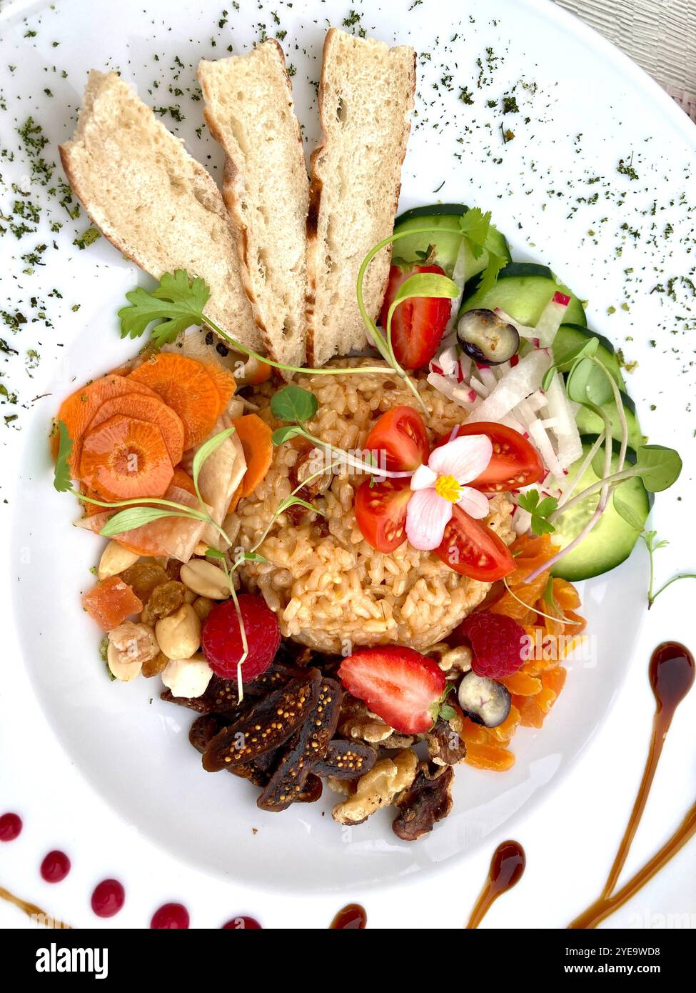 Un pranzo con insalata leggera presentato in modo splendido. - Immagine stock catturata con smartphone