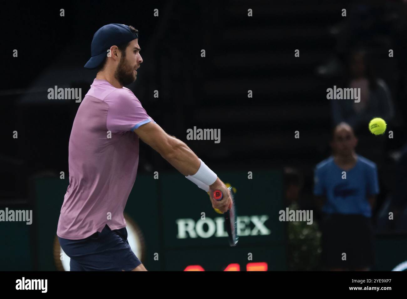 Parigi, Francia. 30 ottobre 2024. KAREN KHACHANOV (RUS) restituisce il pallone a GIOVANI PERRICARD (fra) durante la terza giornata del torneo Rolex Paris Masters 1000 allo stadio Paris Accor Arena di Parigi Francia (Credit Image: © Pierre Stevenin/ZUMA Press Wire) SOLO PER USO EDITORIALE! Non per USO commerciale! Foto Stock