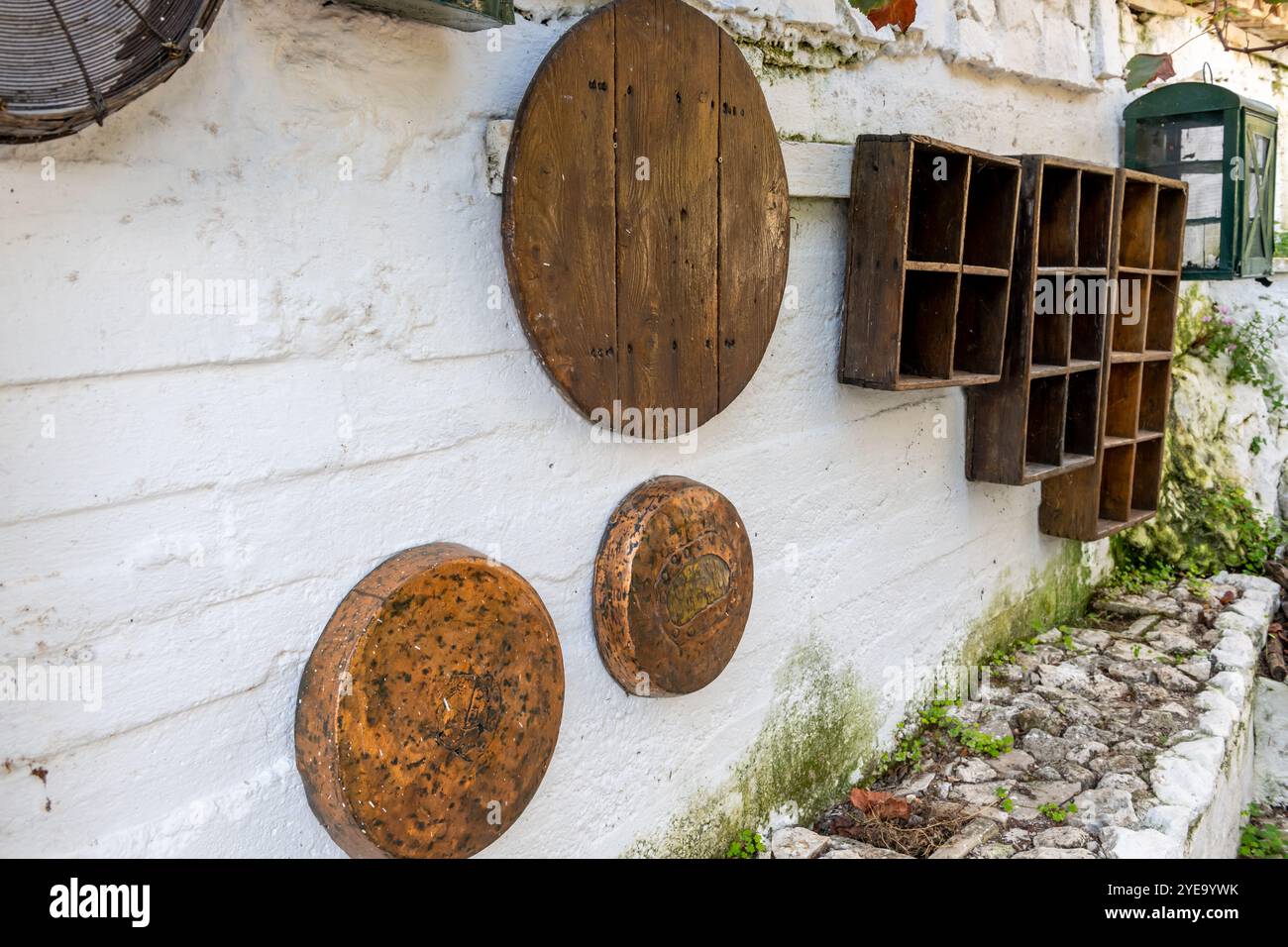 Scaffali e utensili da cucina sulla parete di una cucina vintage all'aperto. Foto Stock
