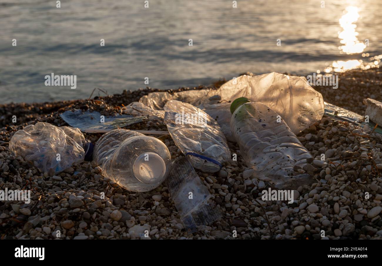 Bottiglie di plastica e altri rifiuti gettati in spiaggia. Un concetto di inquinamento ambientale. Foto Stock