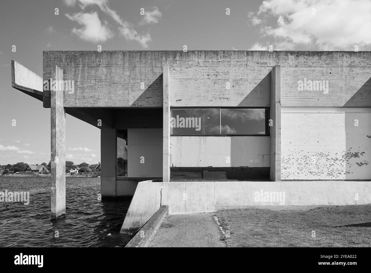 Vikingeskibsmuseet (Museo delle navi vichinghe), progettato da Erik Christian Sørensen, 1968; Roskilde, Danimarca Foto Stock