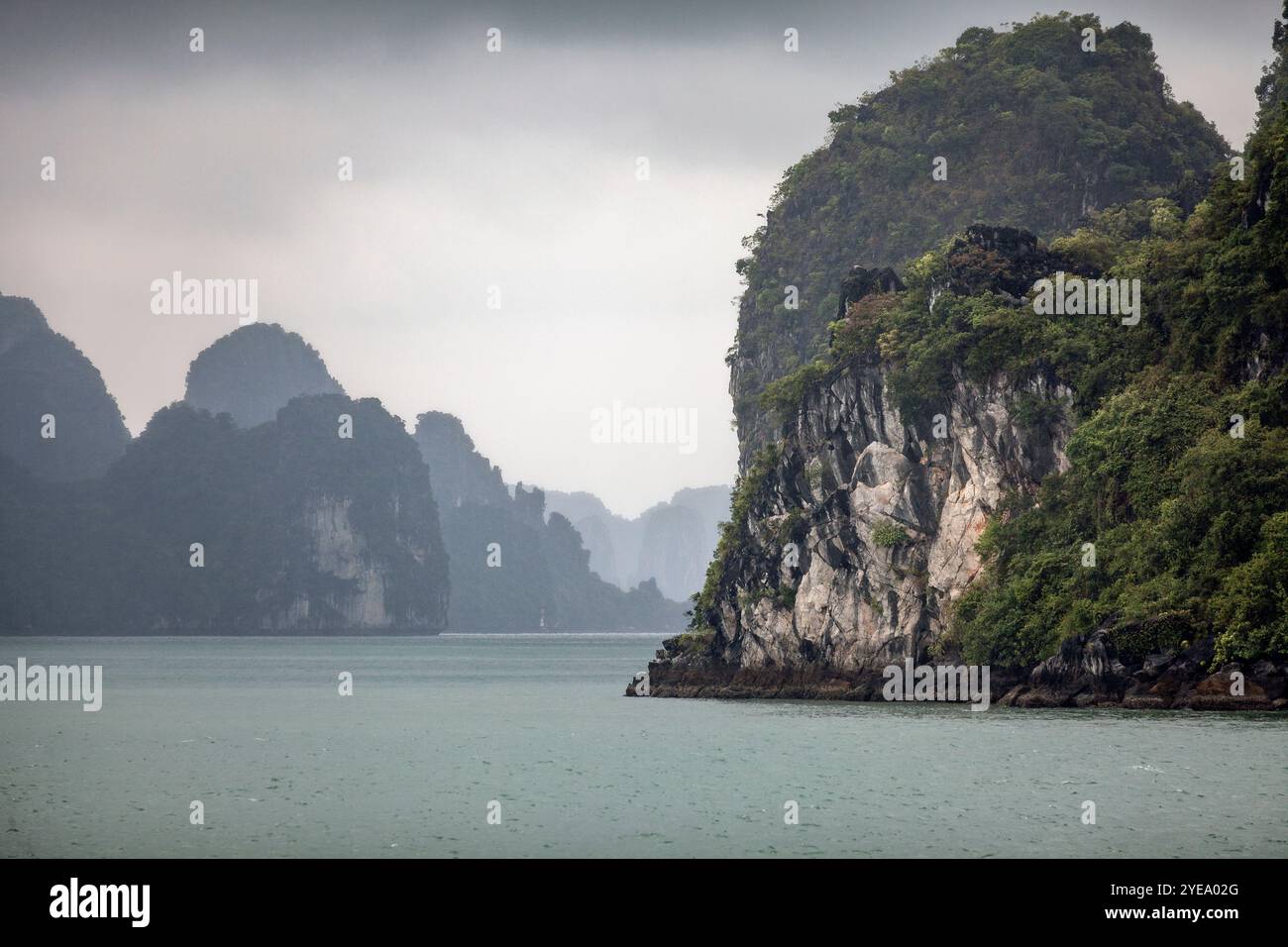 Formazioni rocciose carsiche nella baia di ha Long in Vietnam; Vietnam Foto Stock