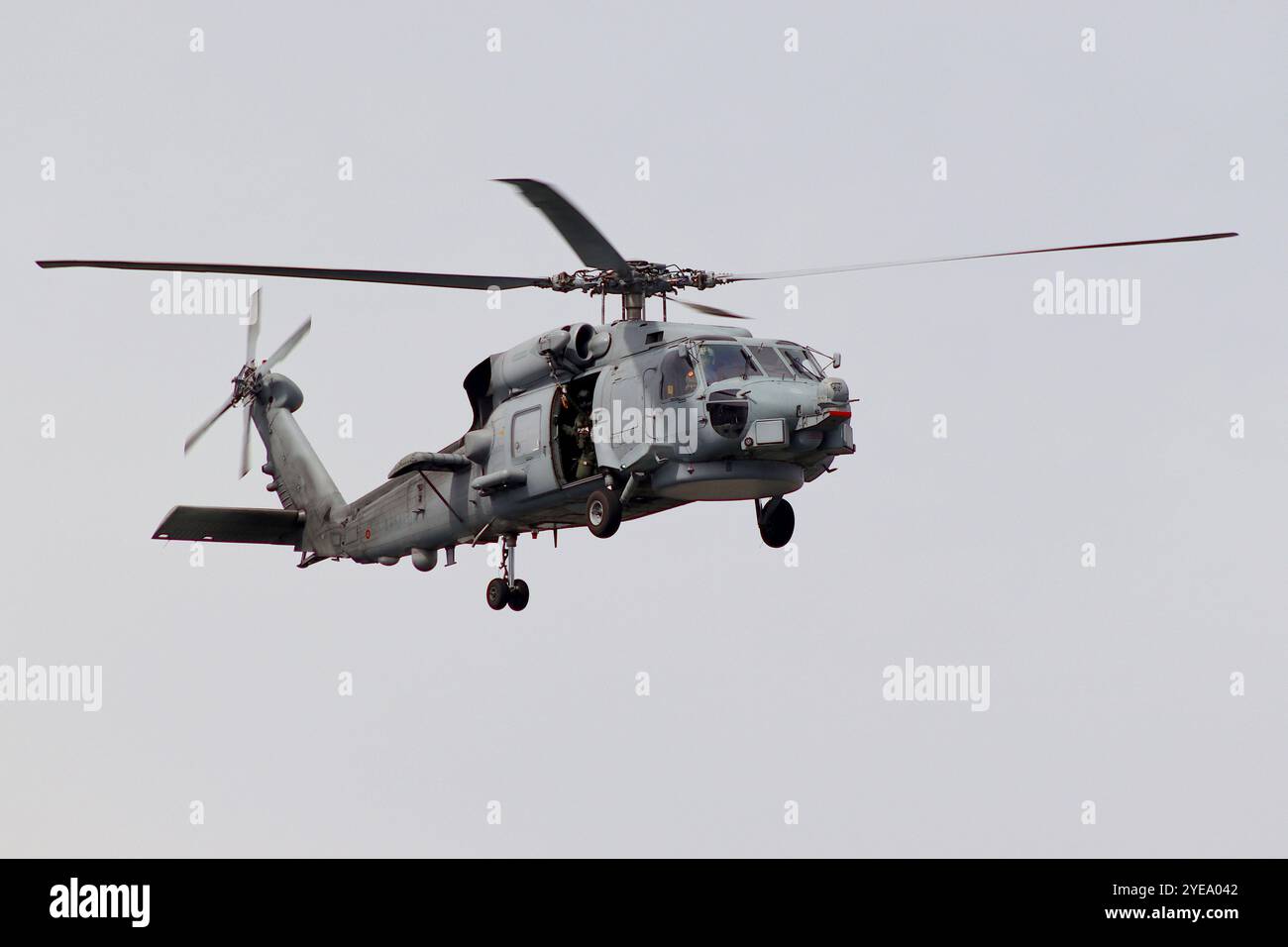 Addestramento al verricello presso la base navale di El Ferrol - (Arsenale di Ferrol), Spagna, utilizzando un elicottero Sikorsky SH-60 Seahawk della Marina spagnola immatricolato 01-1011. Foto Stock