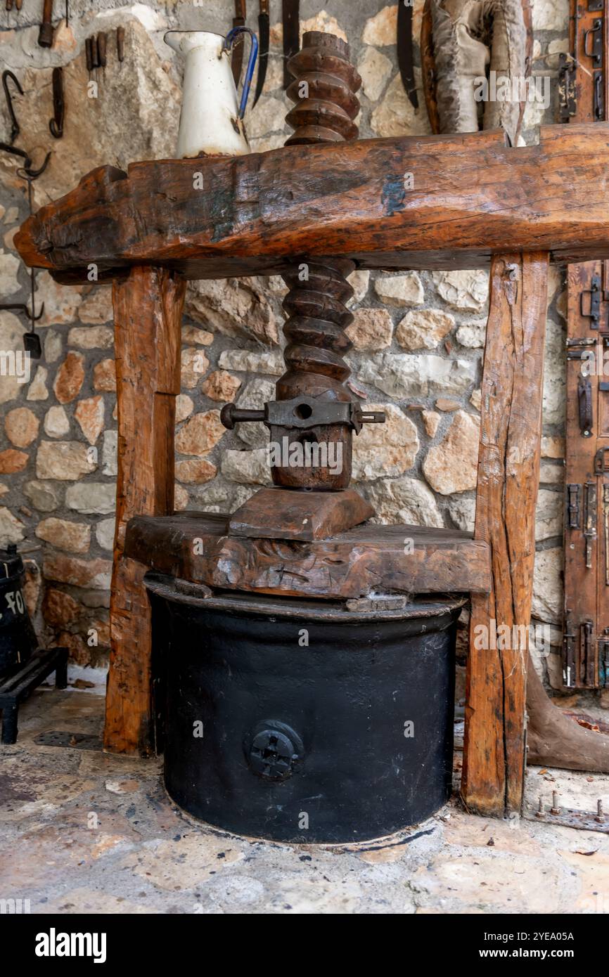 Pressa in legno per la produzione di olio d'oliva d'epoca. Foto Stock