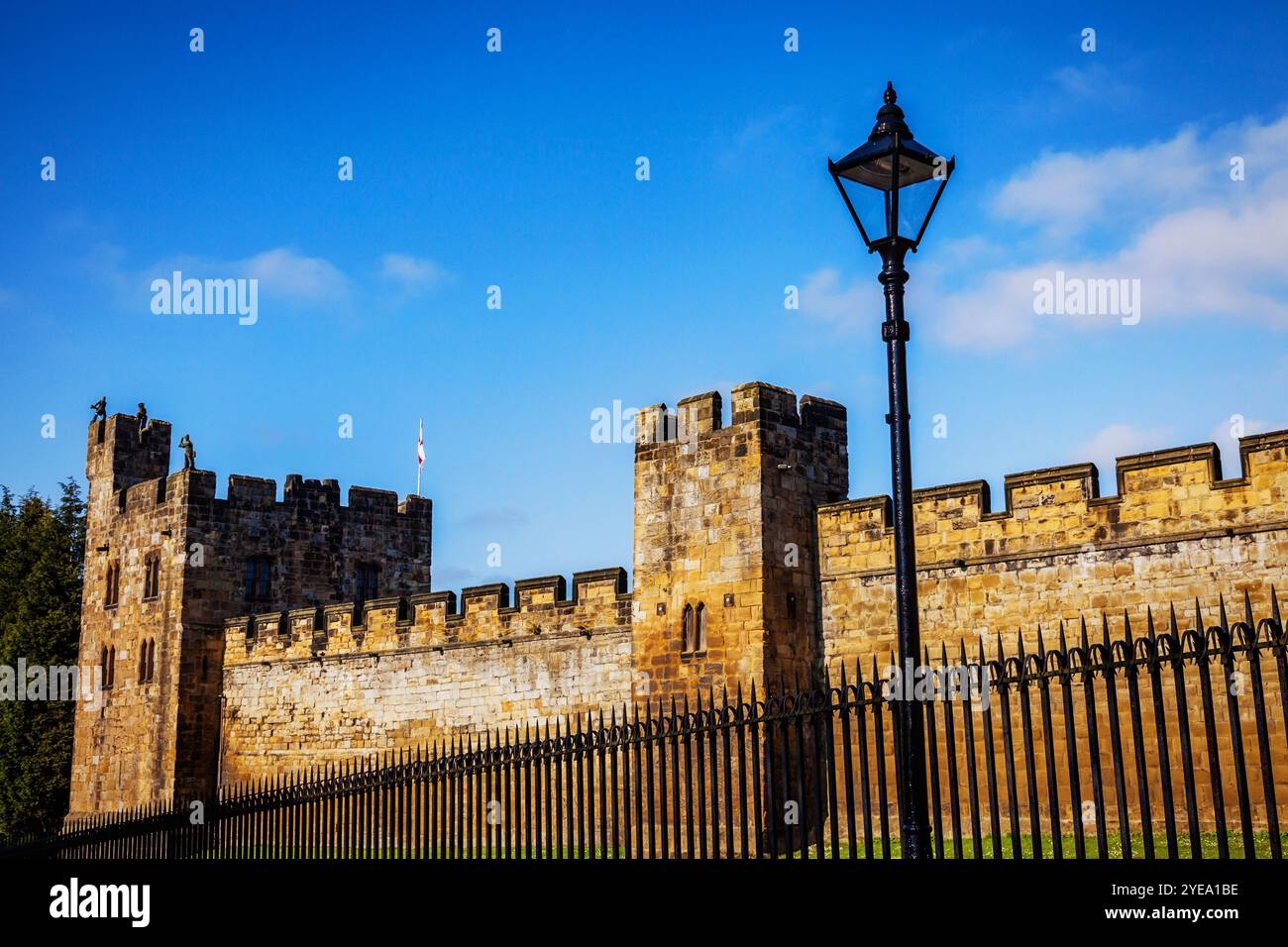 Dettaglio architettonico del castello di Alnwick con lampione; Alnwick, Northumberland, Inghilterra Foto Stock