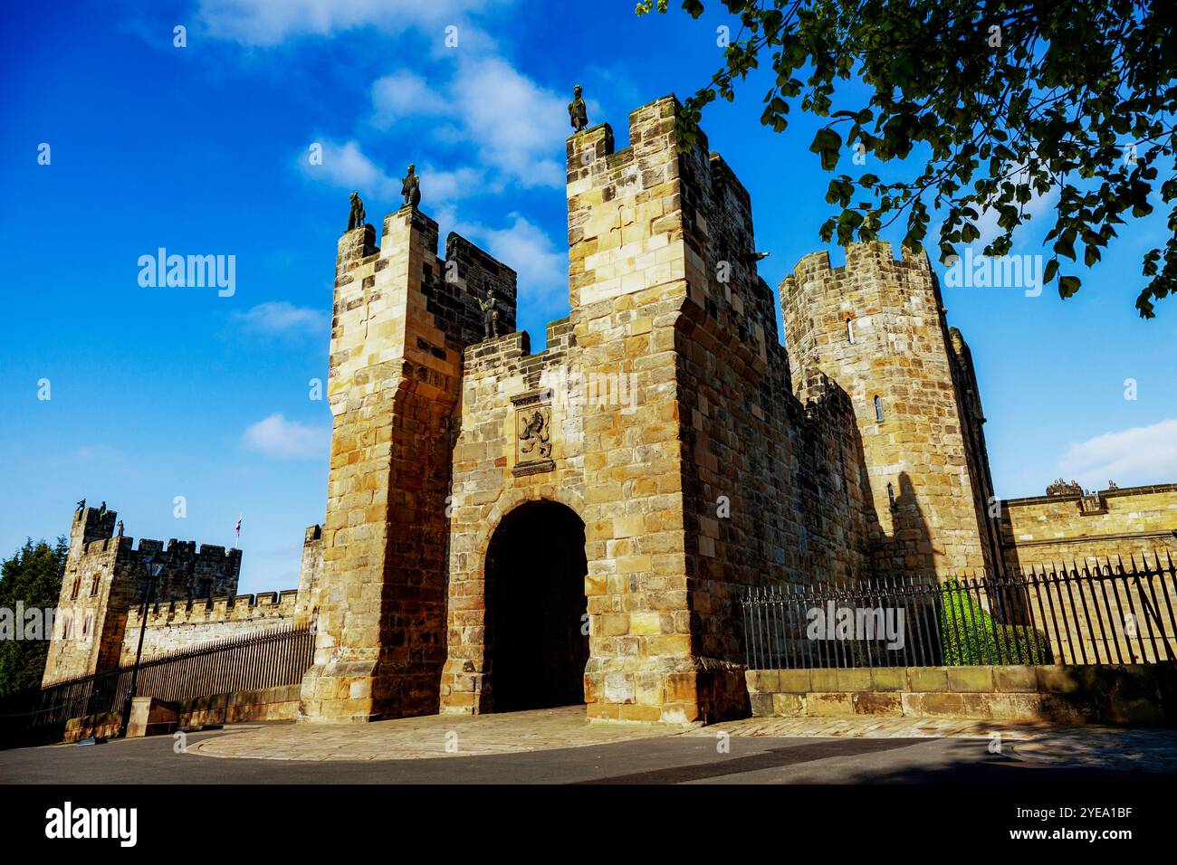 Mura e ingresso al castello di Alnwick; Alnwick, Northumberland, Inghilterra Foto Stock