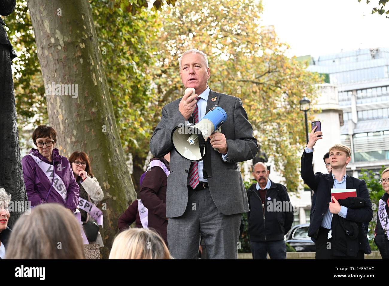 LONDRA, REGNO UNITO. 30 ottobre 2024. Ian Lavery, deputato laburista, sostiene WASPI per continuare la lotta per la giustizia, che è attesa da tempo per pagare le pensioni delle donne nate nelle proteste degli anni '1950 nella piazza del Parlamento, Londra, Regno Unito. (Foto di 李世惠/SEE li/Picture Capital) credito: Vedi li/Picture Capital/Alamy Live News Foto Stock
