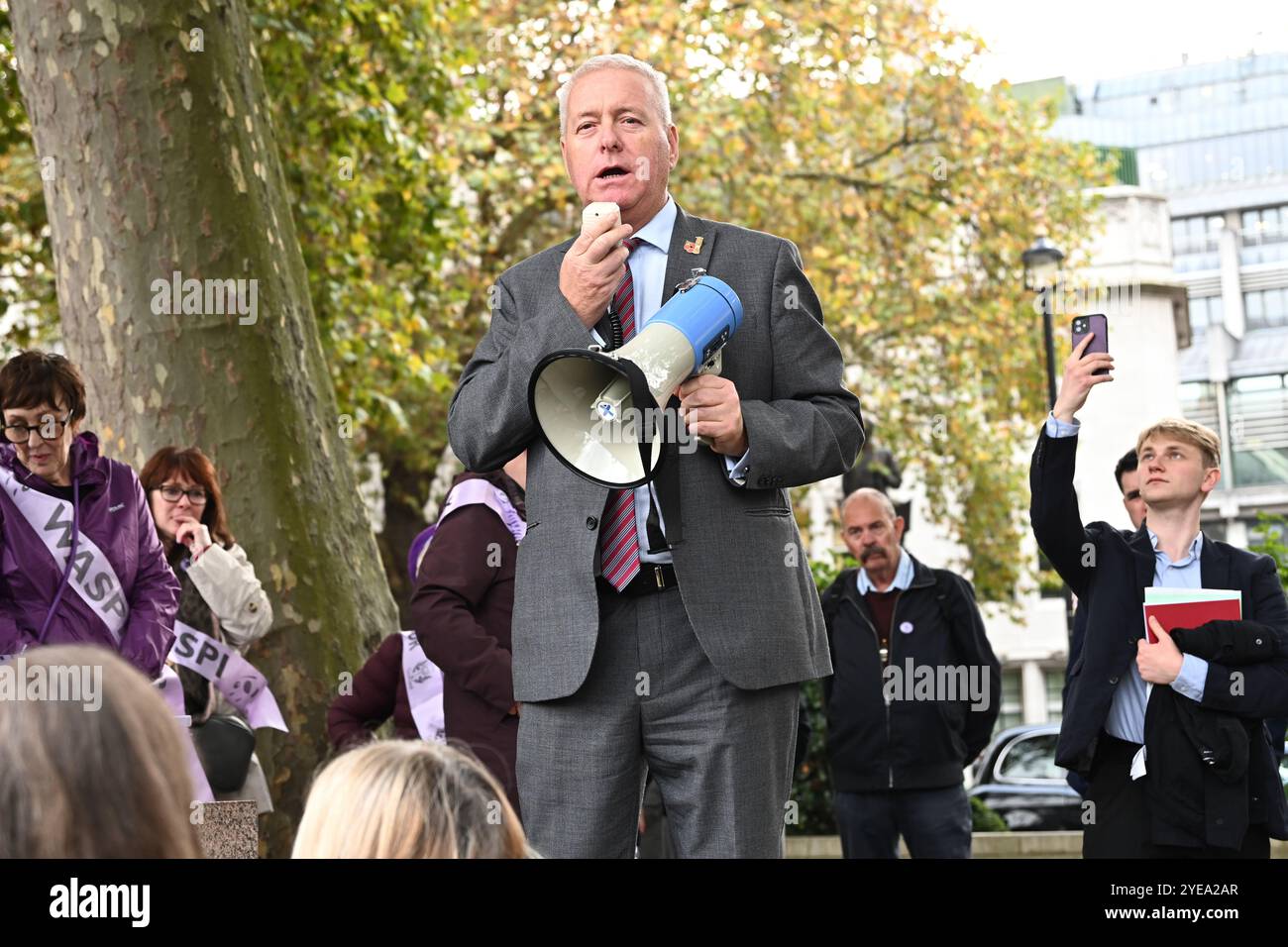 LONDRA, REGNO UNITO. 30 ottobre 2024. Ian Lavery, deputato laburista, sostiene WASPI per continuare la lotta per la giustizia, che è attesa da tempo per pagare le pensioni delle donne nate nelle proteste degli anni '1950 nella piazza del Parlamento, Londra, Regno Unito. (Foto di 李世惠/SEE li/Picture Capital) credito: Vedi li/Picture Capital/Alamy Live News Foto Stock
