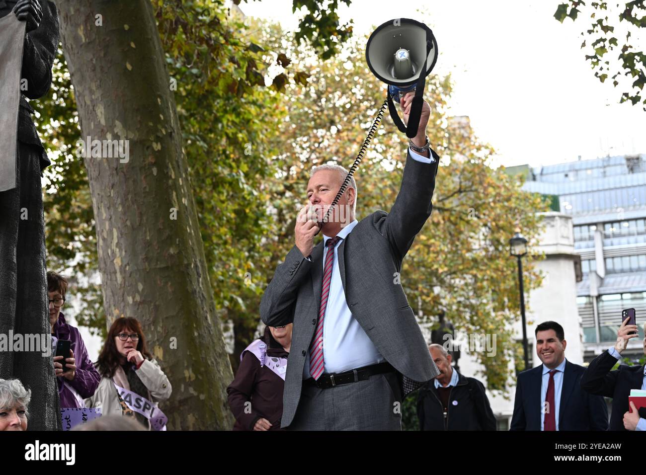 LONDRA, REGNO UNITO. 30 ottobre 2024. Ian Lavery, deputato laburista, sostiene WASPI per continuare la lotta per la giustizia, che è attesa da tempo per pagare le pensioni delle donne nate nelle proteste degli anni '1950 nella piazza del Parlamento, Londra, Regno Unito. (Foto di 李世惠/SEE li/Picture Capital) credito: Vedi li/Picture Capital/Alamy Live News Foto Stock