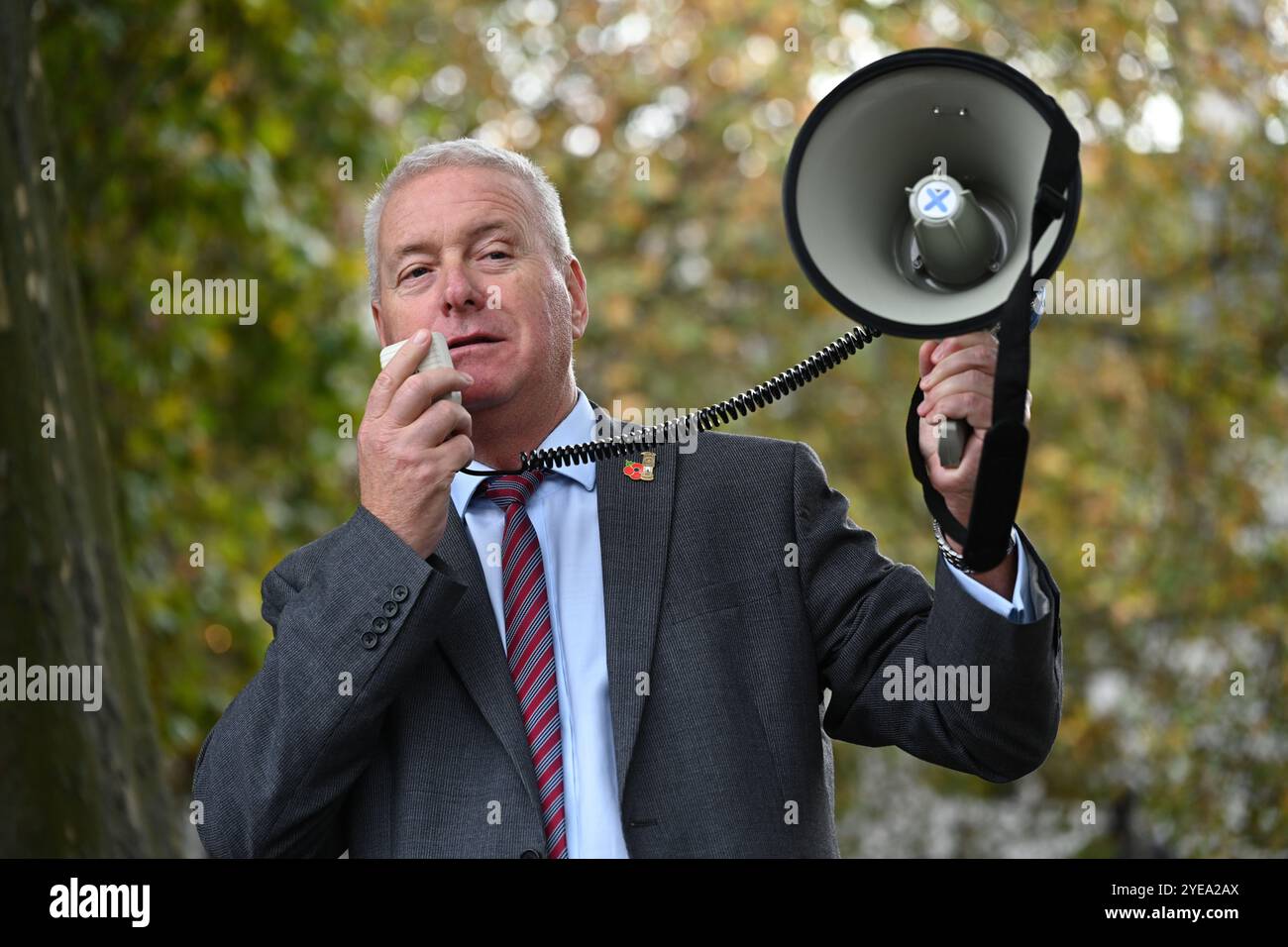 LONDRA, REGNO UNITO. 30 ottobre 2024. Ian Lavery, deputato laburista, sostiene WASPI per continuare la lotta per la giustizia, che è attesa da tempo per pagare le pensioni delle donne nate nelle proteste degli anni '1950 nella piazza del Parlamento, Londra, Regno Unito. (Foto di 李世惠/SEE li/Picture Capital) credito: Vedi li/Picture Capital/Alamy Live News Foto Stock
